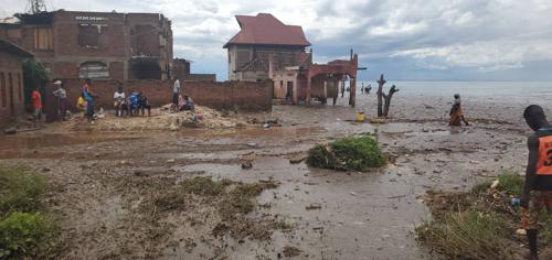 Inondations à Katogota/Uvira : Écoles et champs détruits, habitants fuient vers le Burundi