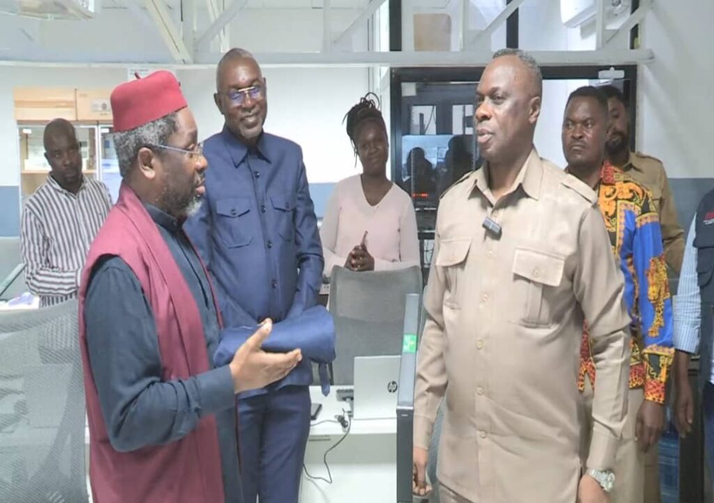 Gestion des urgences sanitaires: Le Gouverneur du Kasaï-Oriental visite le Centre des Opérations d’Urgence de Santé Publique