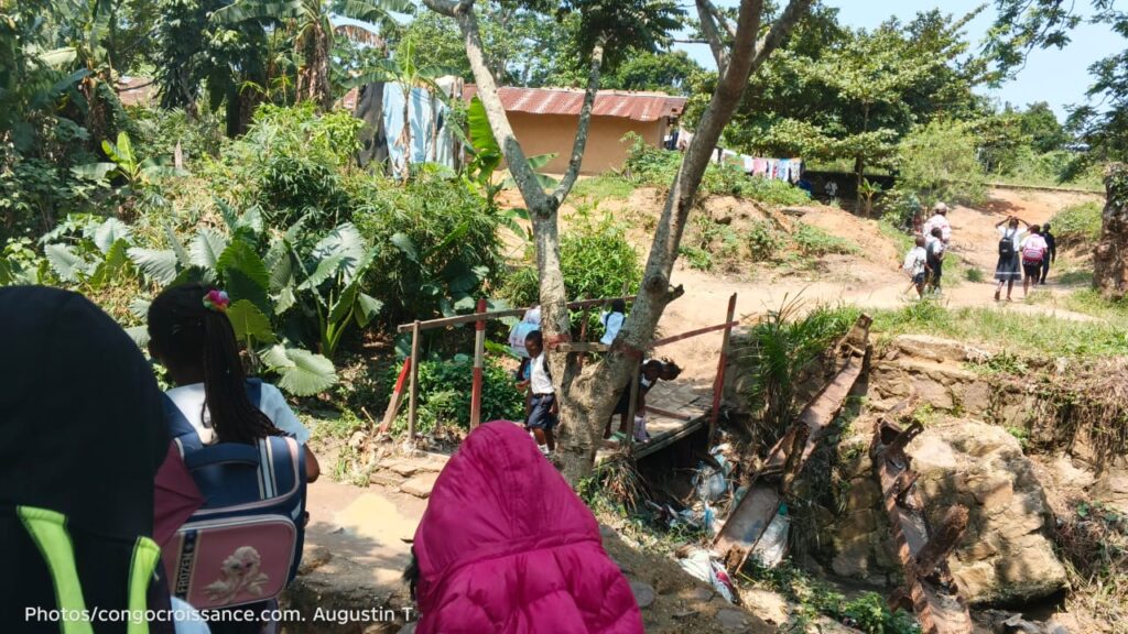 Kisangani : Le petit pont du camp Lumbulumbu, un danger permanent pour les élèves de l’UNIKIS