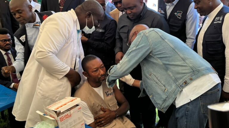 Ebola : Dr samuel Roger Kamba lance officiellement la campagne de vaccination à Kisangani