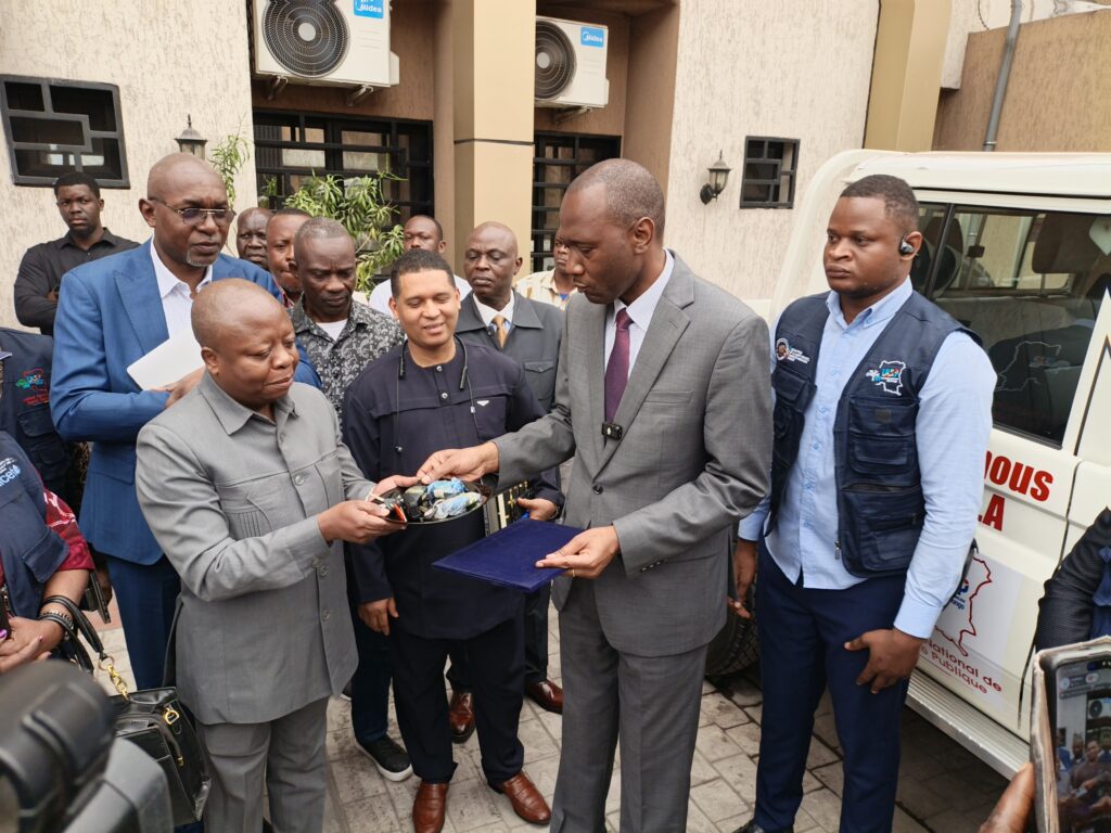Riposte sanitaire à Kinshasa : le Gouvernement équipe la DPS de quatre véhicules