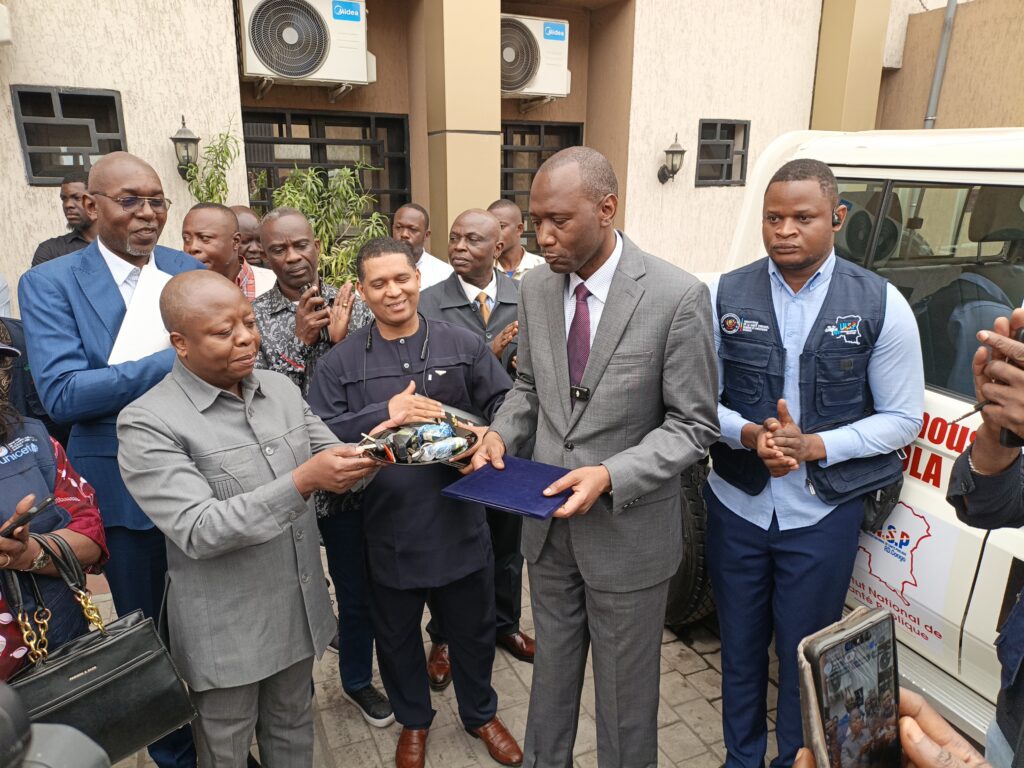 Riposte sanitaire à Kinshasa : le Gouvernement équipe la DPS de quatre véhicules