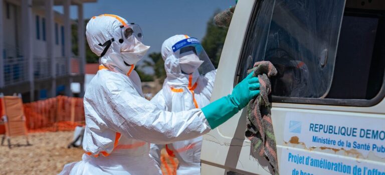 En RDC: l’épidémie d’Ebola sans précédent propulse la recherche de nouveaux traitements