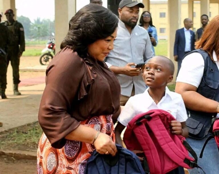 Rentrée scolaire : 8 900 élèves de Kananga équipés grâce à un don de la Première Dame